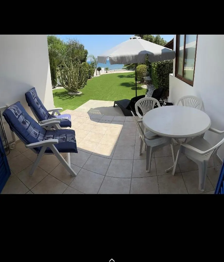 דירה פרבוליה Beach Front Periyiali Gardens